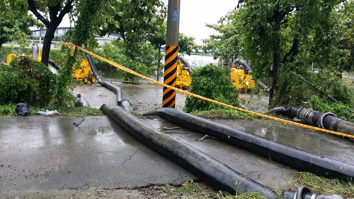 今（3）日，台南市長李孟諺宣布，0823豪大雨除原有補助外，再針對積淹水20公分至49公分受災戶，每戶發放5000元慰助金，積淹水超過100公分者，除原有補助5000元補助外，另加發10000元慰助金。 圖：台南市政府／提供