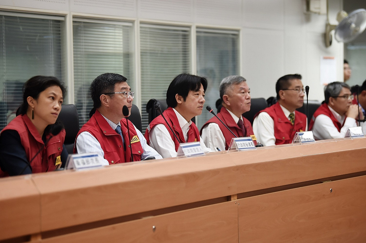 行政院長賴清德今（28）日指示，於今天之前完成家禽及家畜遺體搬離及焚化工作，避免引起傳染病。 圖：行政院提供