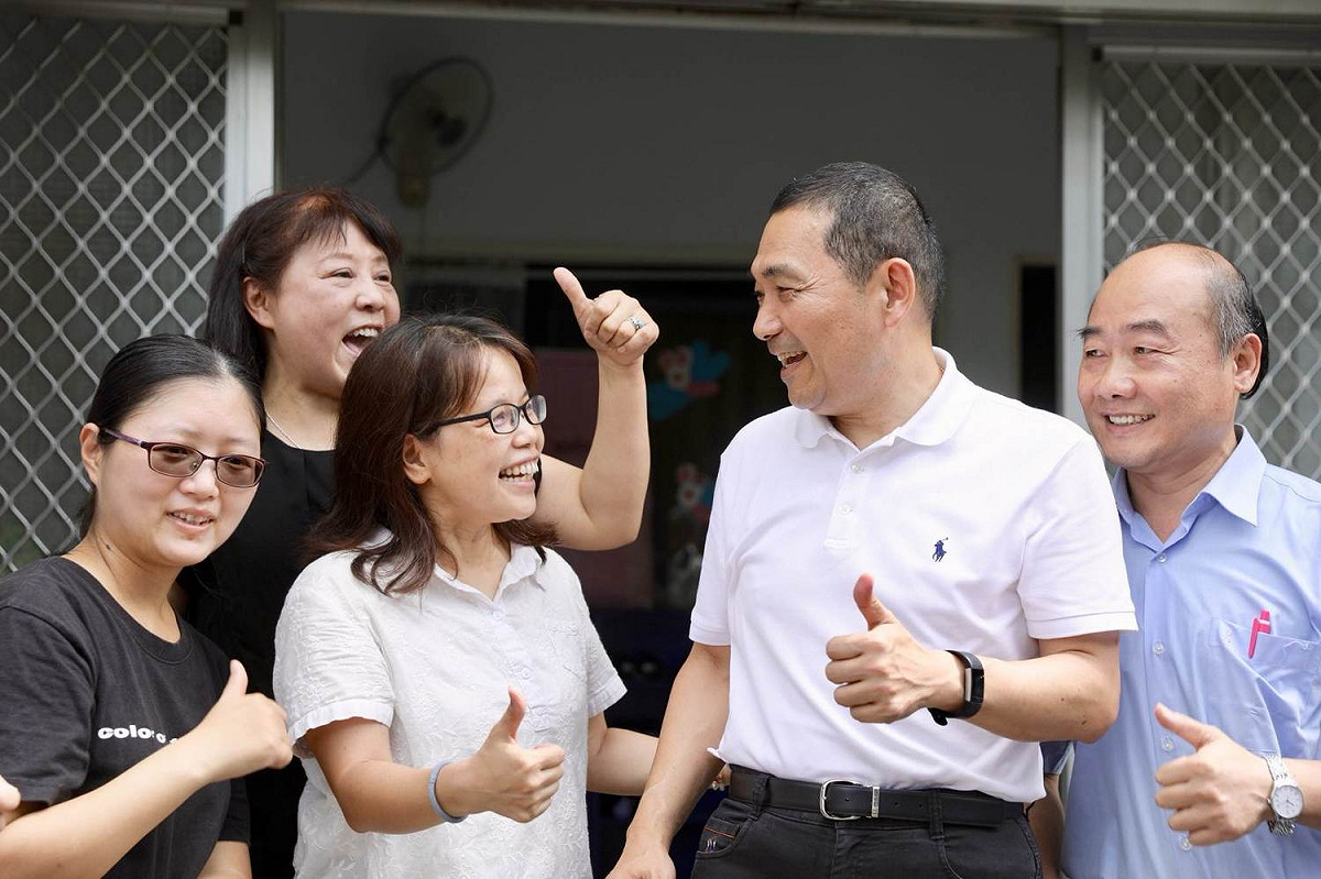 侯友宜說，「現在跑行程選民看到我都很開心，我就知道天天都是好日子」。 圖：侯友宜競選辦公室／提供