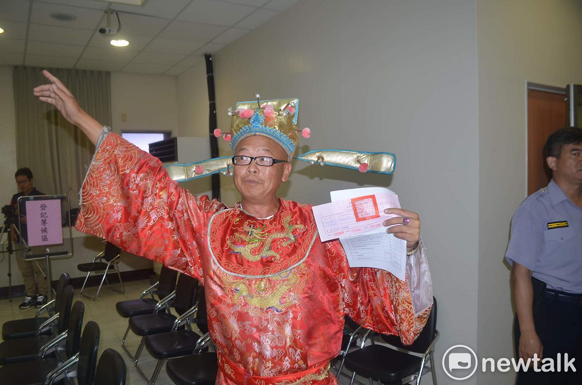 黃宏成台灣阿成世界偉人財神總統27日到嘉義市選委會，登記參選嘉義市長。 圖：蔡坤龍/攝