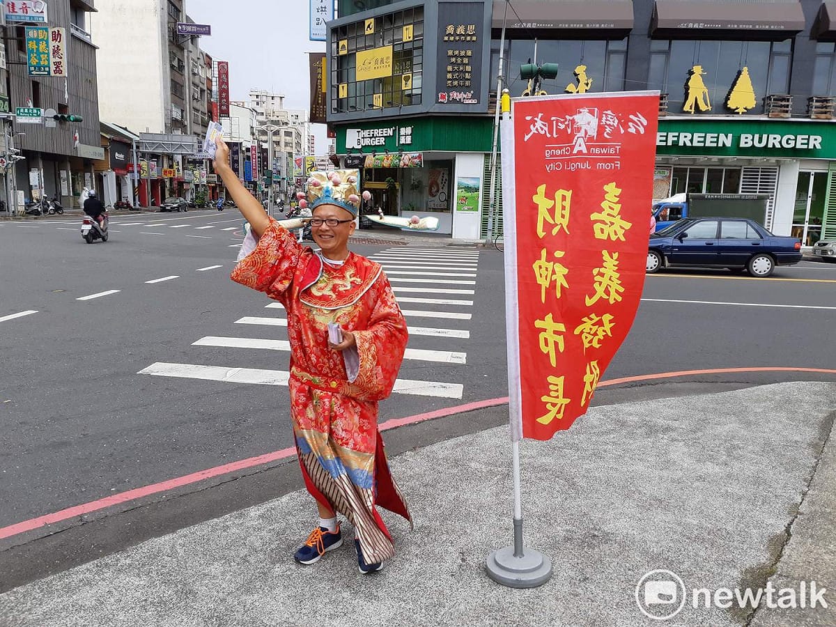黃宏成台灣阿成世界偉人財神總統為了參選嘉義市長，努力在街頭拜票。 圖：蔡坤龍/攝