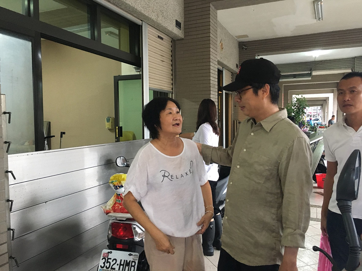 陳其邁今慰問受災戶。 圖/陳其邁選辦