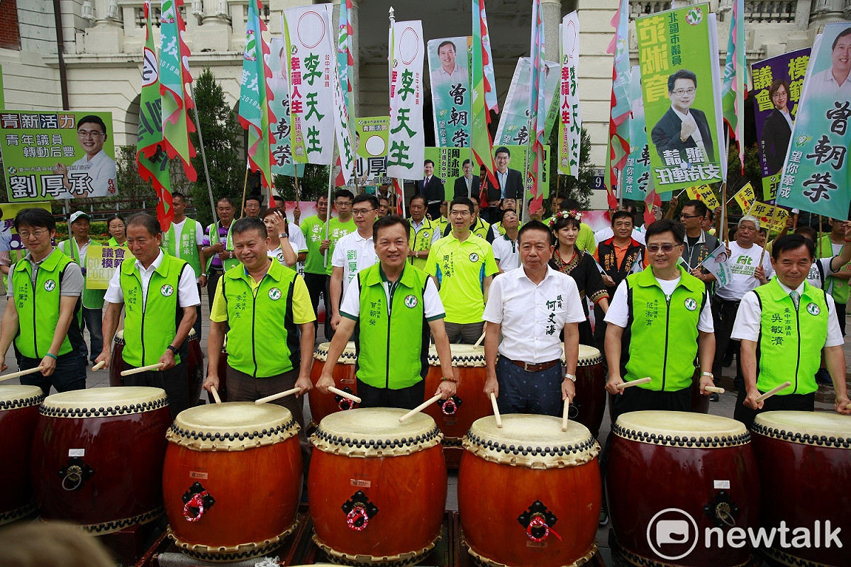 15名龍系市議員參選人聯合登記，展現氣勢。 唐復年/攝