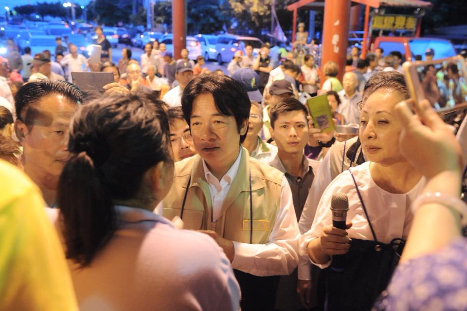 行政院長賴清德聆聽災民心聲，允諾加快滯洪池的建設。