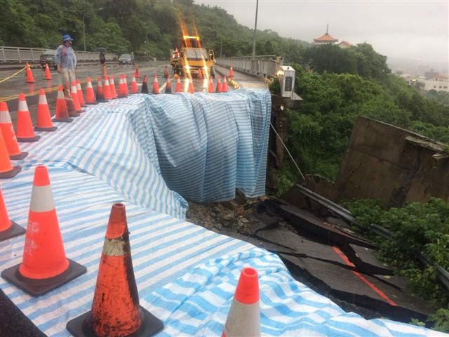 高雄市府工務局先以帆布覆蓋塌陷橋面，避免雨水沖刷。  圖：高雄市政府/提供
