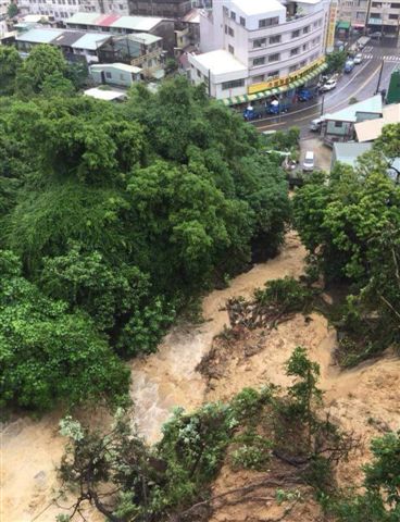 綿雨不斷，泥流持續從山上流往山下，對山下民房構成威脅。 圖：翻攝自爆料公社