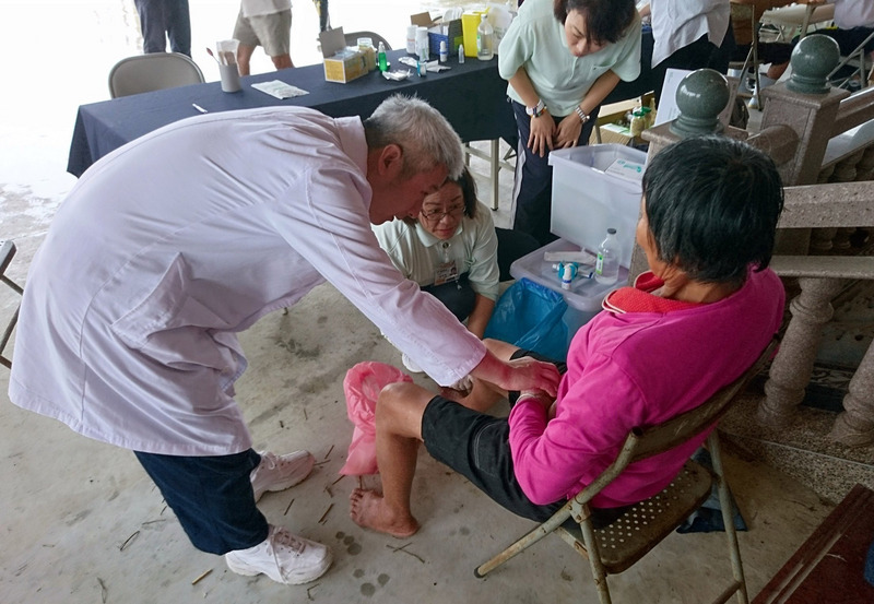 823豪雨成災，嘉義沿海地區淹水多日，嘉義縣衛生局動員4家醫院及醫師公會、護理師公會醫護人力為災民義診。圖為大林慈濟醫院副院長陳金城（左1）災區義診。 圖：中央社