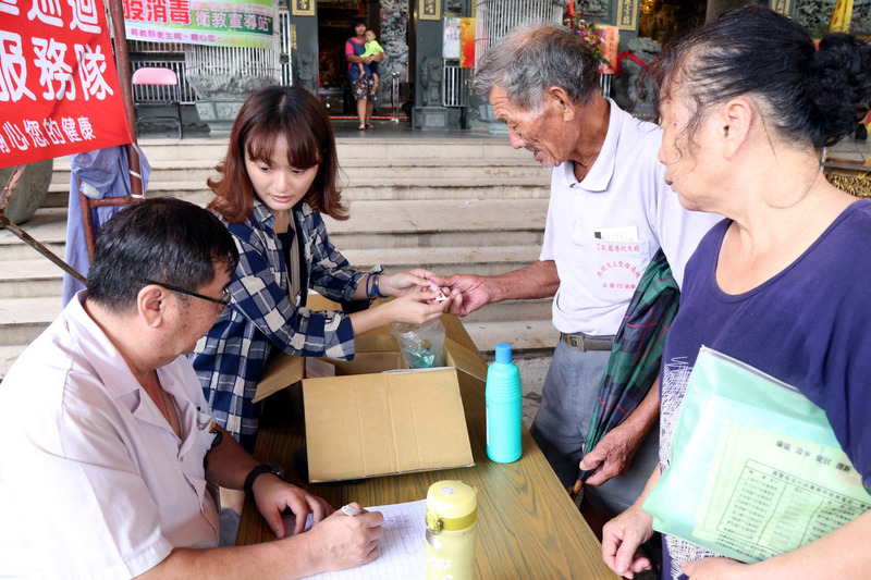 823豪雨成災，嘉義沿海地區淹水多日，嘉義縣衛生局啟動緊急醫療照護機制，提供義診、心理關懷與諮詢，並緊急調度醫藥物品供災民使用。 圖：中央社