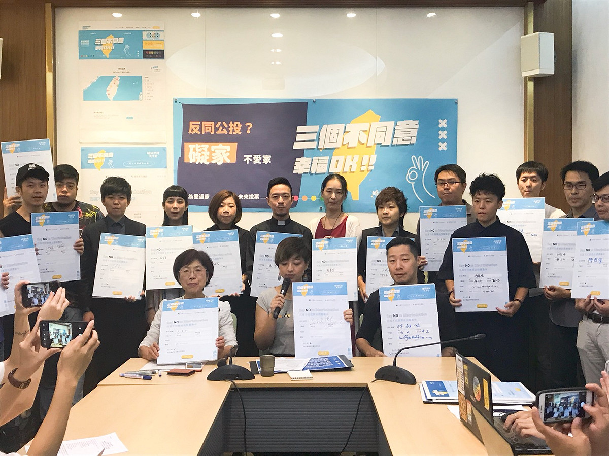 在場人士一同簽下「百萬不同意連署」。 圖：聶良恩/攝