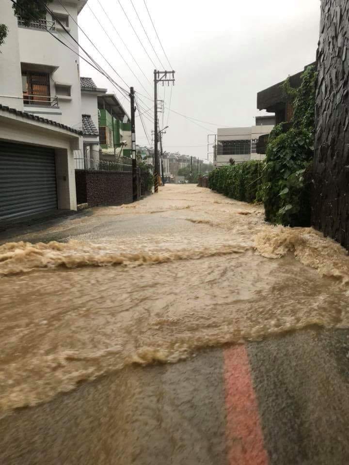高雄市烏松區因大雨不斷，造成街道淹水。 圖：翻攝爆料公社