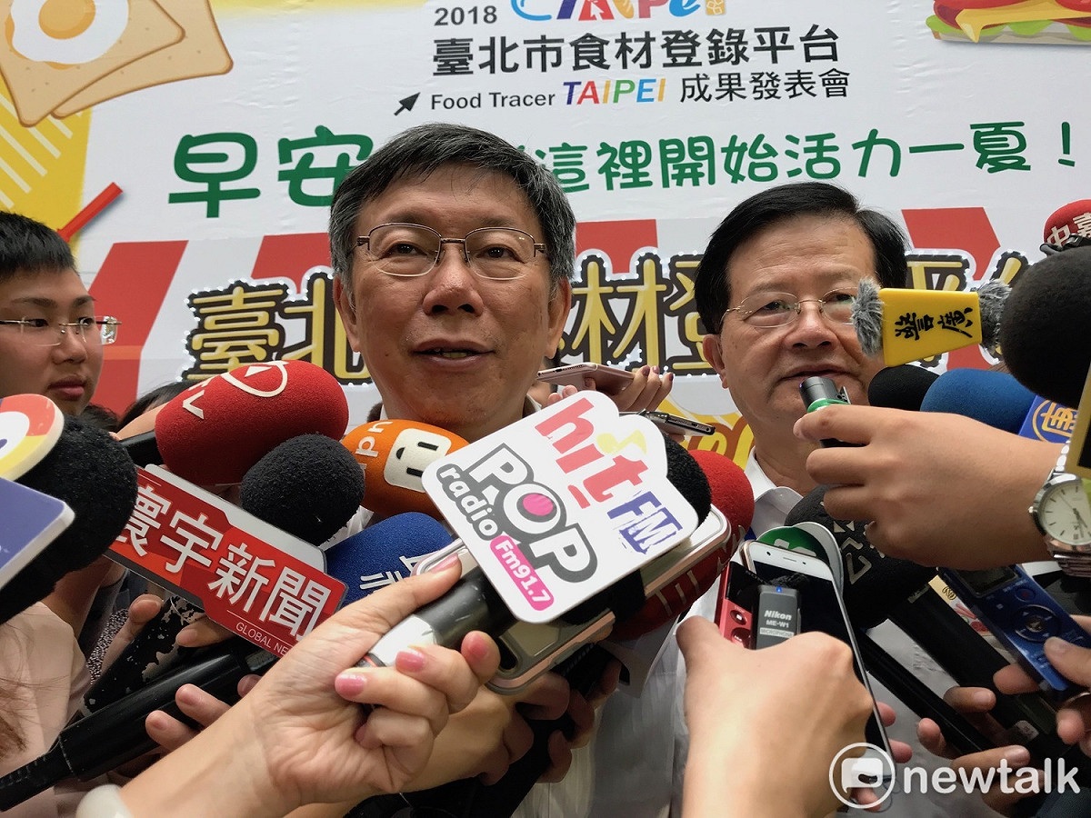 台北市長柯文哲（左）與北市衛生局長黃世傑（右）。 圖：周煊惠 / 攝