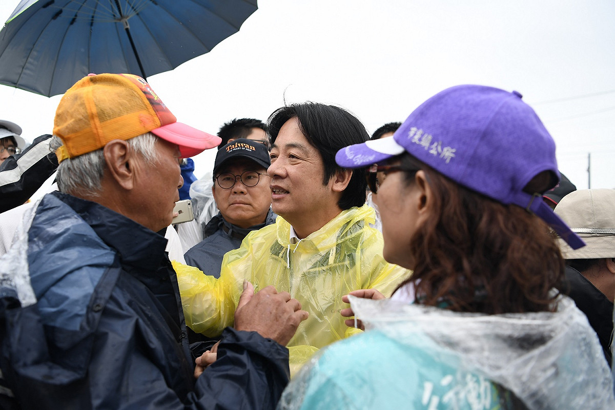 行政院長賴清德今（29）日視察嘉義縣新十全駕訓班附近淹水水退情形。 圖：行政院提供
