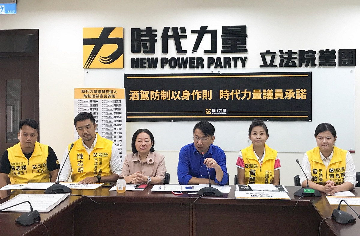 徐永明今天與議員候選人一同喊出「拒絕酒駕，我敢承諾」口號。 圖：聶良恩／攝