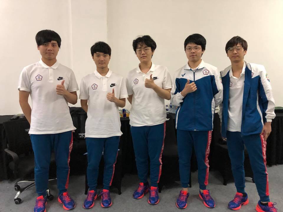 今（29）日雅加達─巨港亞運《英雄聯盟》示範正賽，中華台北隊讓一追三，擊潰沙烏地阿拉伯，奪下銅牌。至此，中華台北隊在電競項目已經取得了一銀一銅的好成績。 圖：CTESA/提供