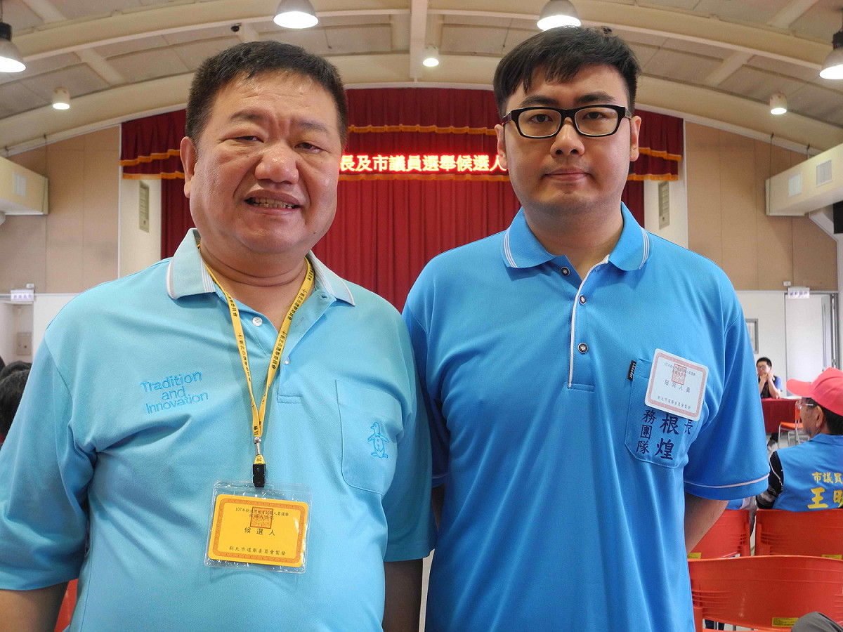 國民黨籍現任新北市議長蔣根煌由兒子蔣欣璋陪同登記時，認為蘇貞昌選辦違規之事，蘇要自己對人民交代。                       
 圖：王峻昌/攝