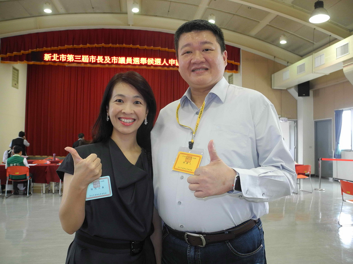 新北市民進黨名嘴議員何博文，由在大學當講師的太太邱槿桉陪同到場 。                                                        
          圖：王峻昌/攝