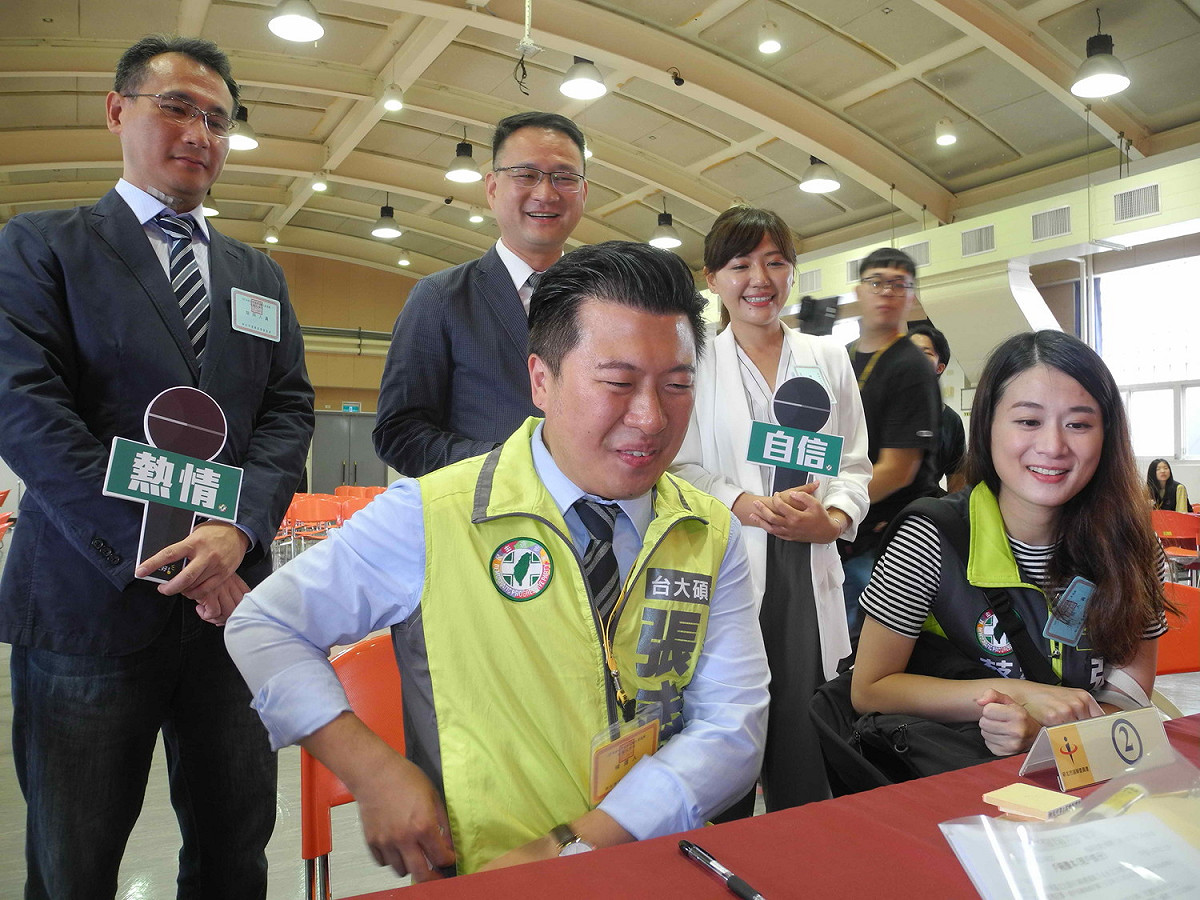 新北市議員參選人張志豪由太太蔡幸芳陪同登記，立委鄭運鵬 (後左起)、北市議員阮昭雄、北市議員參選人吳沛憶站身後當「背板」。
 圖：王峻昌/攝