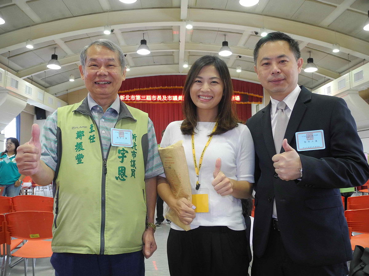 民進黨單身美女議員鄭宇恩，由父親鄭振豐、哥哥鄭凱元陪同登記，爭取連任。
 圖：王峻昌/攝