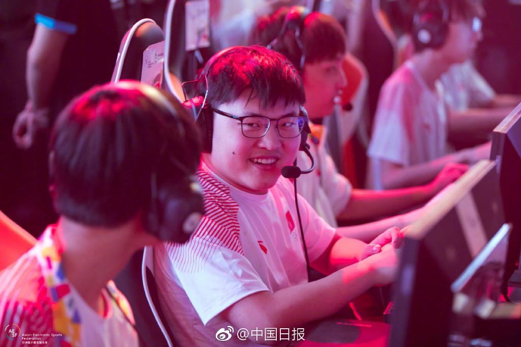今（29）日是印尼雅加達─巨港亞運《英雄聯盟》示範賽的總決賽，最終中國以3：1擊潰南韓，笑納冠軍金牌。 圖：翻攝自 中國日報 微博