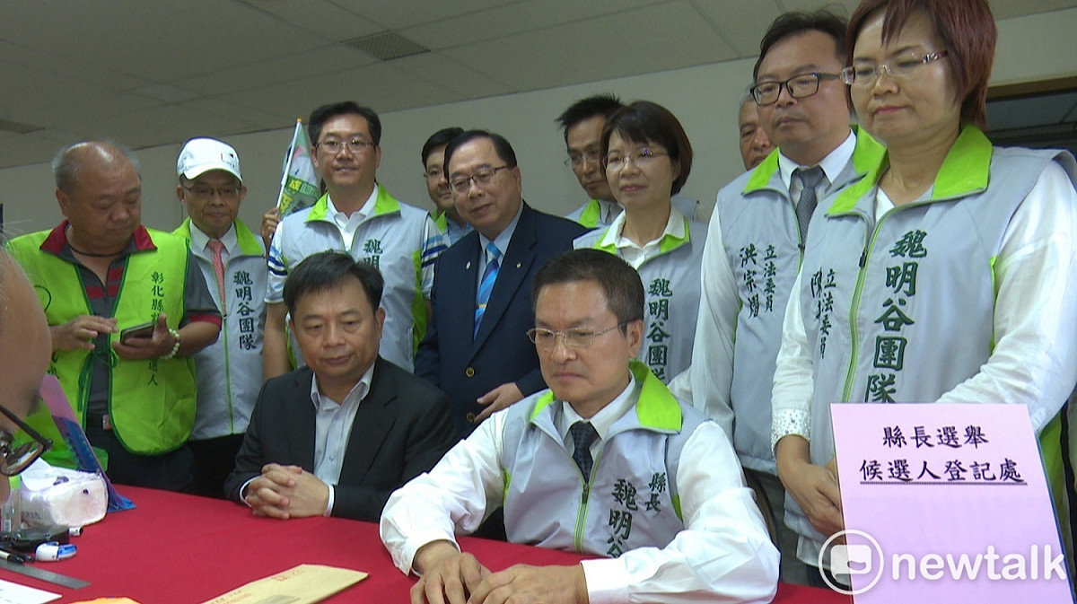 彰化縣長魏明谷對政績胸有成竹，登記時顯得輕鬆自在。 圖：唐復年/攝