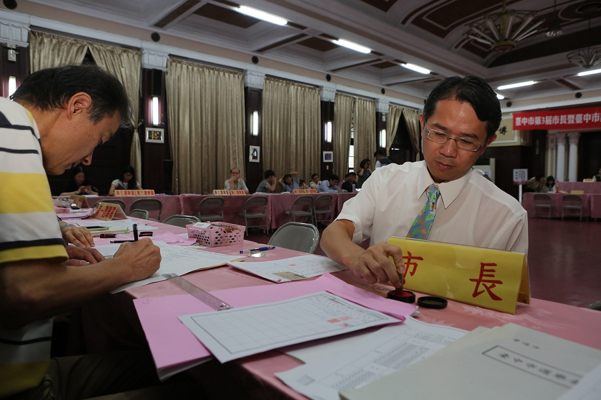 台中市長林佳龍委託民進黨台中市黨部主委何明杰代為登記，參選下屆台中市長。 圖：民進黨台中市黨部/提供
