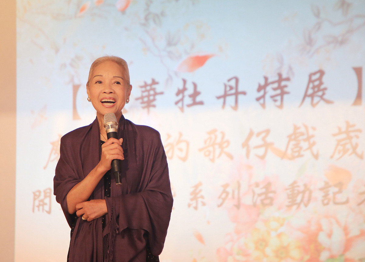 2018年「向大師致敬－牡丹鄉情」系列活動，規劃了「風華牡丹特展－廖瓊枝的歌仔戲歲月」特展，今（29）日午後舉行展覽的開幕茶會，基隆市市長林右昌與國寶級歌仔戲大師廖瓊枝敲鑼宣布開展，讚揚廖瓊枝在歌仔戲領域的偉大成就，歡迎民眾前來參觀豐富的人文底蘊。 圖：基隆市文化局／提供