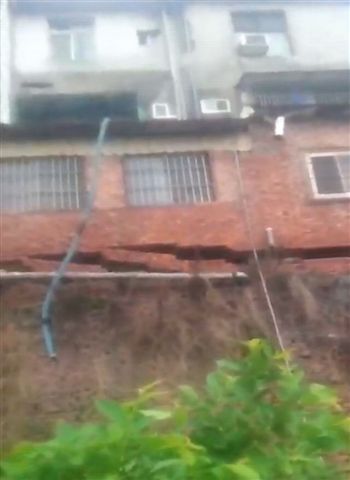 燕巢區深興路有7戶民宅地基被掏空，塌陷情形嚴重，岌岌可危。 圖：岡山分局／提供