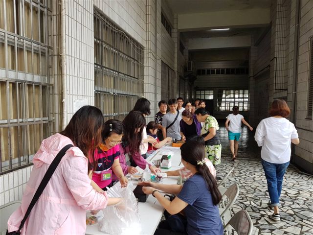 高市府防疫團隊今(29)天針對個案居住地週邊的學校及市場進行孳生源聯合稽查，發現學校地下室及走廊地板已孳生病媒蚊。 圖：高雄市衛生局／提供