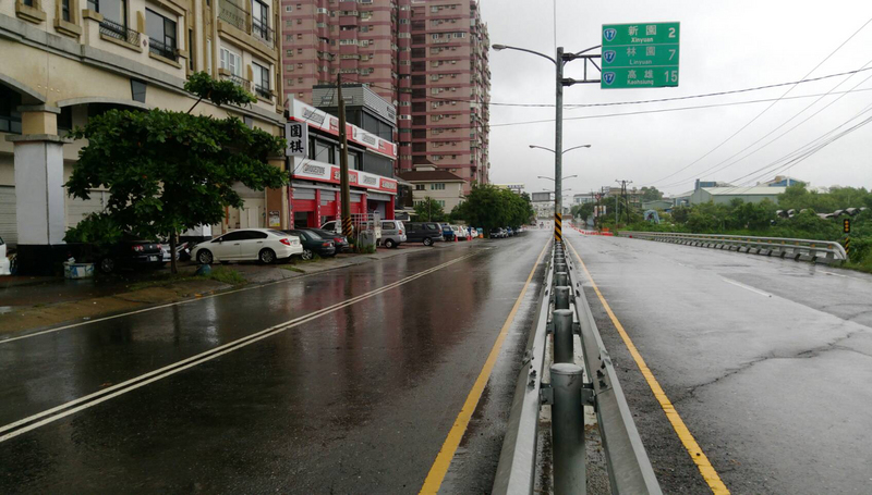熱帶低氣壓及西南氣流從23日起為屏東地區帶來強降雨量，平常遇雨則淹的淹水區、台17線東港警分局及林邊鄉嗂仔口橋路段因淹水未退，到29日還是封路。 圖：屏東縣政府提供