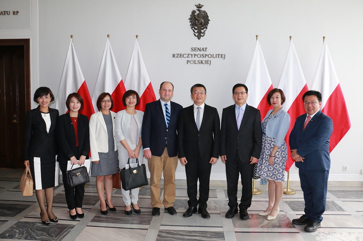立法院副院長蔡其昌(右4)日前率團出訪波蘭，他表示，希望藉由這次機會打開與歐洲的外交大門。 圖：蔡其昌辦公室提供