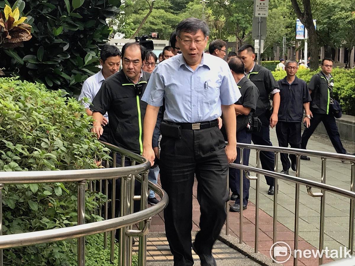 台北市長柯文哲今（30）天一早前往選委會登記。 圖 : 新頭殼資料照