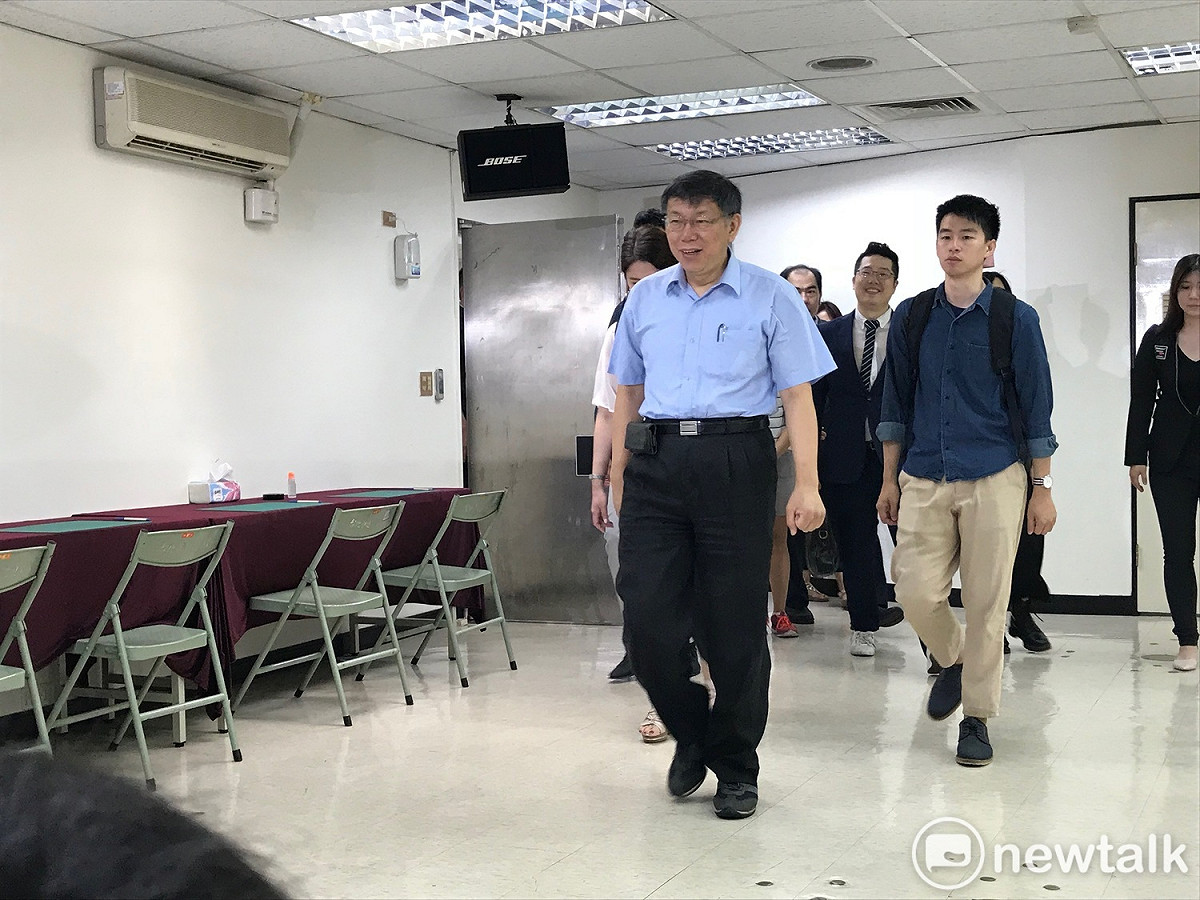 台北市長柯文哲今（30）日登記參選。 圖 : 周煊惠 / 攝