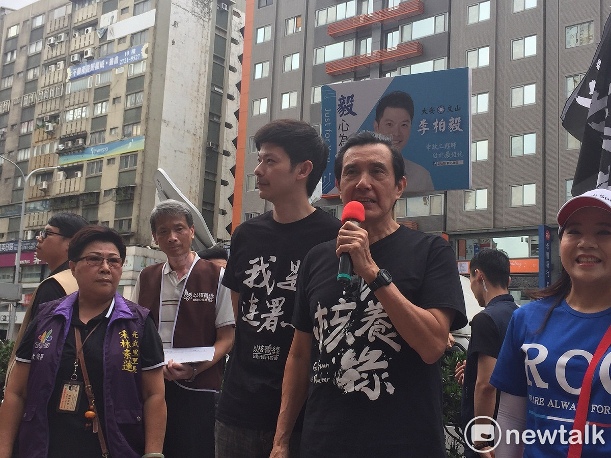 前總統馬英九與台北市議員參選人李柏毅今（30）天接力在忠孝復興站出口推廣以核養綠公投連署。 圖：趙婉淳／攝（資料照片）