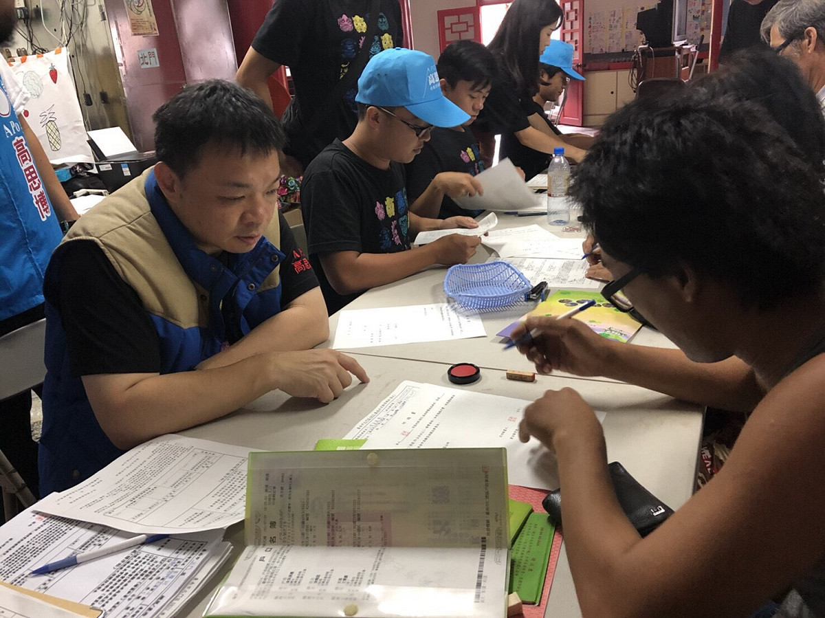 高思博前往北門區玉港里，與志工一起協助災民填寫災害補助申請表，並協助打飯供餐。 圖：黃博郎/攝影