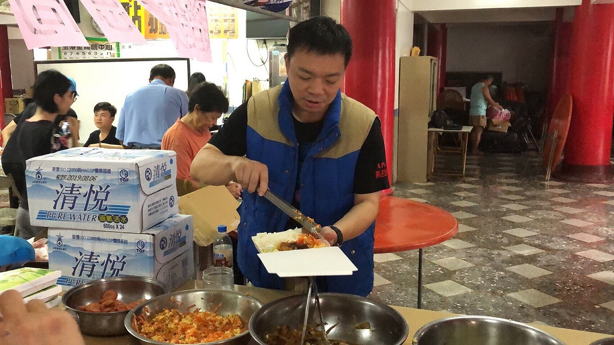 高思博前往北門區玉港里，與志工一起協助災民填寫災害補助申請表，並協助打飯供餐。 圖：黃博郎/攝影
