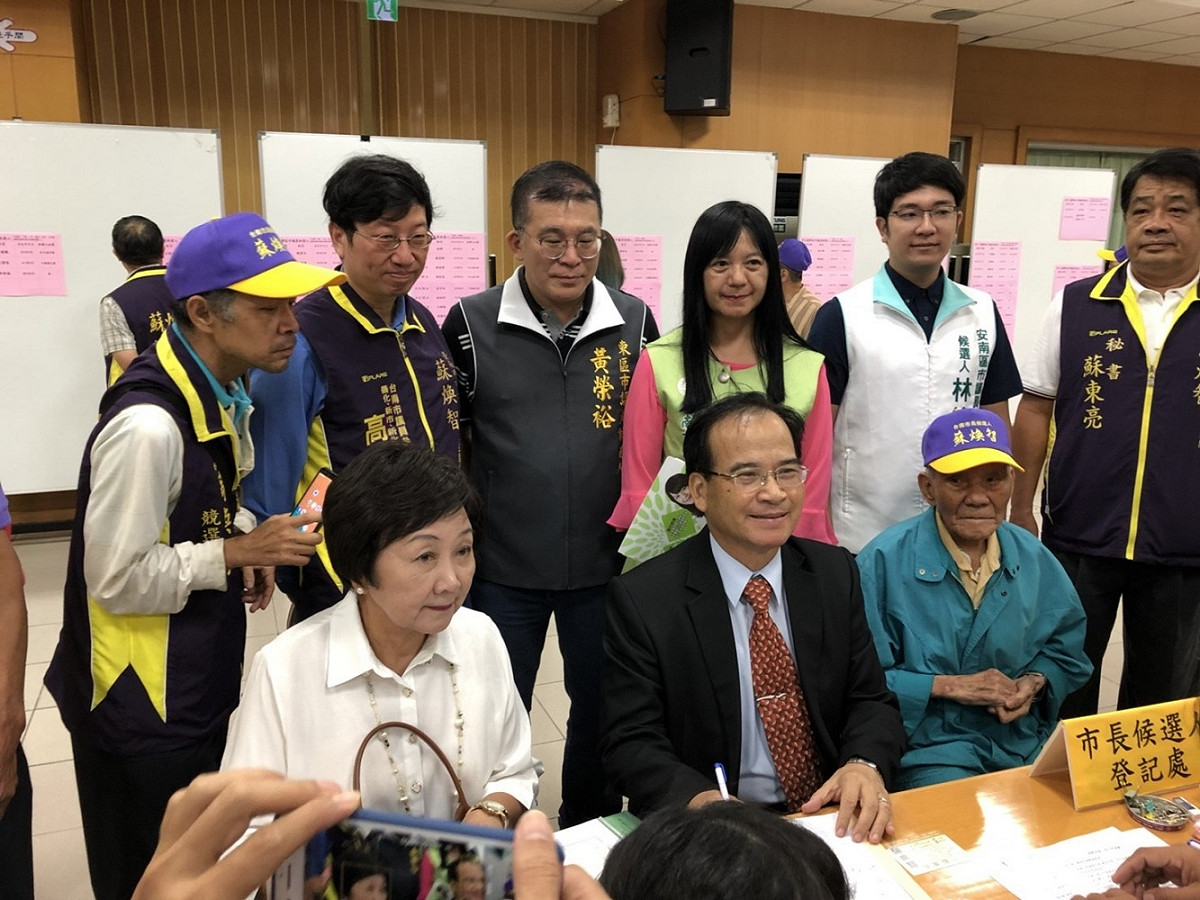 前台南縣長蘇煥智今(30)日前往登記參選台南市長，並發表聲明。 圖：蘇煥智競選辦公室提供