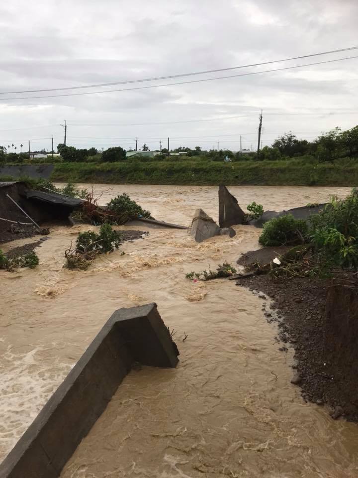 因連日大雨沖刷，枋寮鄉屏185線瓠仔園橋下的已被大水掏空。 圖：翻攝自枋寮鄉民代表林文央臉書