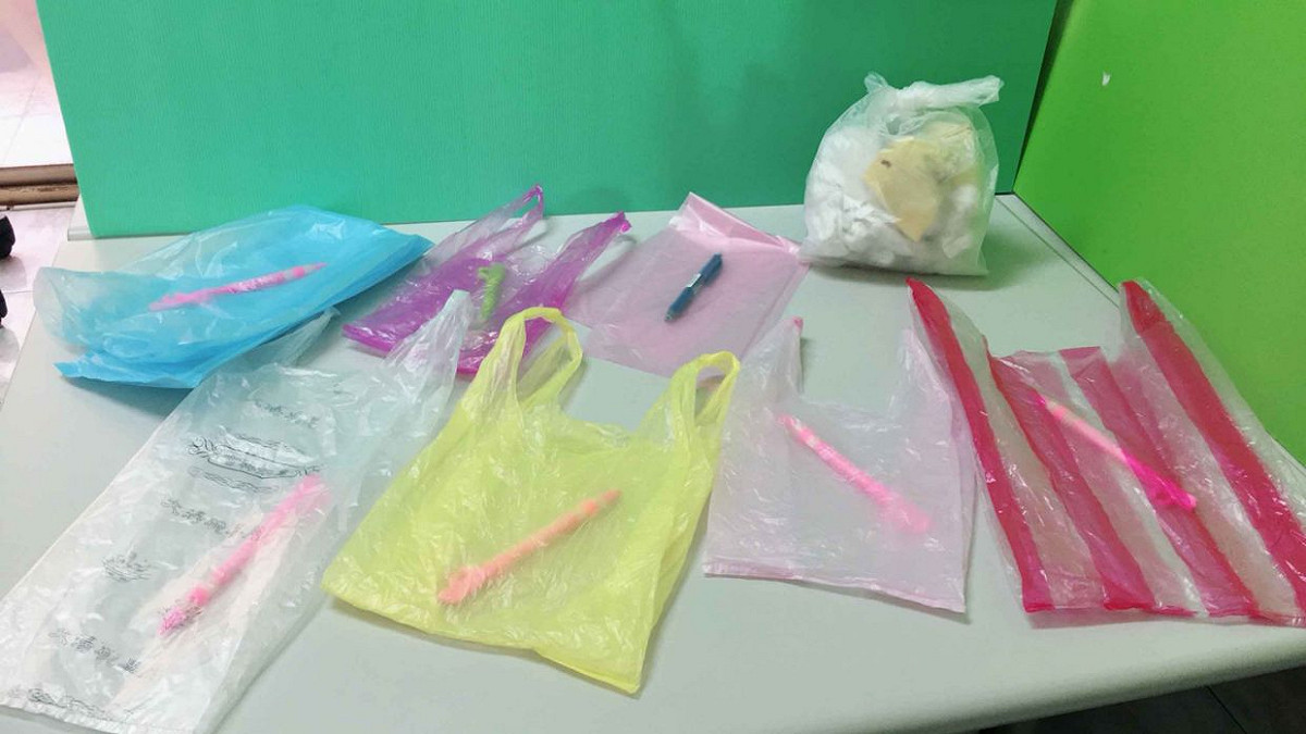 宜蘭縣政府為防止民眾再次將危險性廢棄物丟入垃圾袋中，今年9月起將，要求民眾使用透明垃圾袋，違者將破袋檢查。 圖：宜蘭縣環保局/提供 (資料照片)