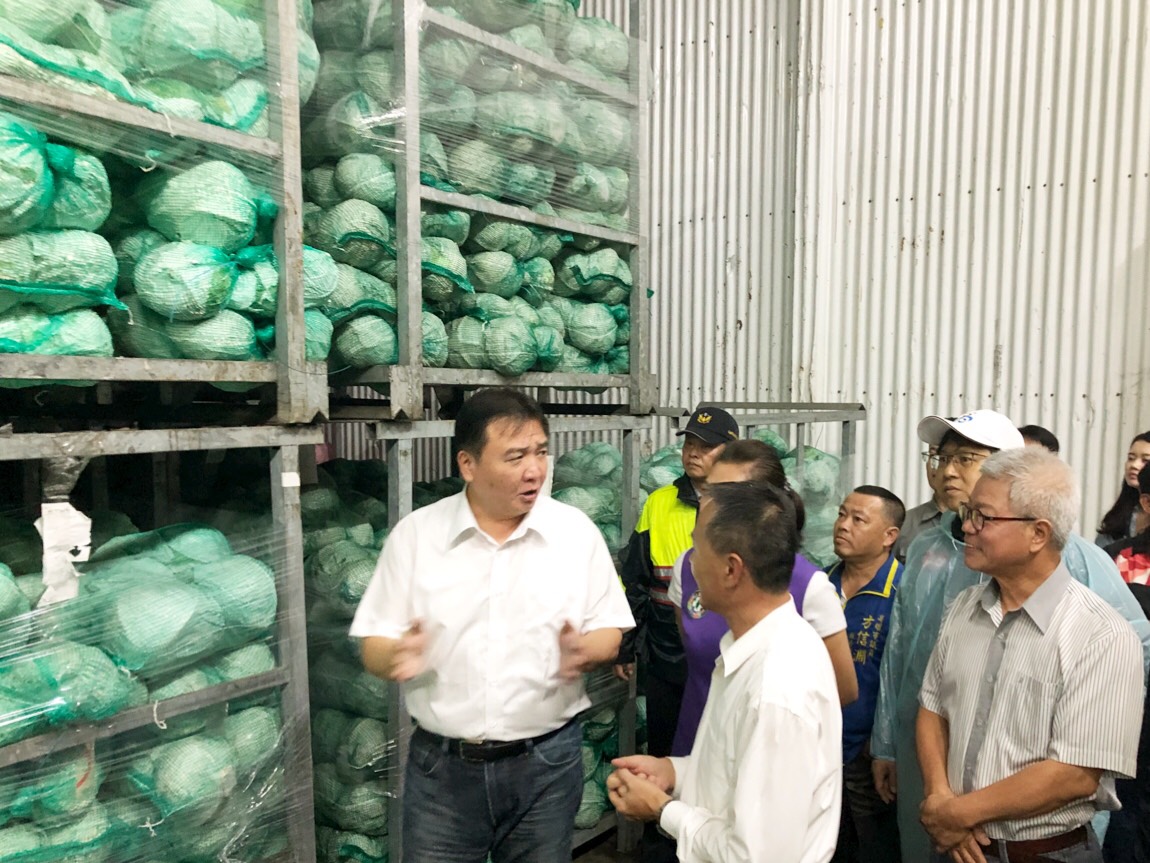 高雄市長許立明偕同副市長等人，一起前往梓官地區，了解蔬菜供給狀況。 圖：高雄市政府提供