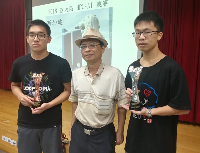 新加坡主辦的首屆亞太地區人工智慧競賽，成大工科系黃吉川講座教授訓練的兩支團隊獲得2、3名。 圖：成功大學/提供