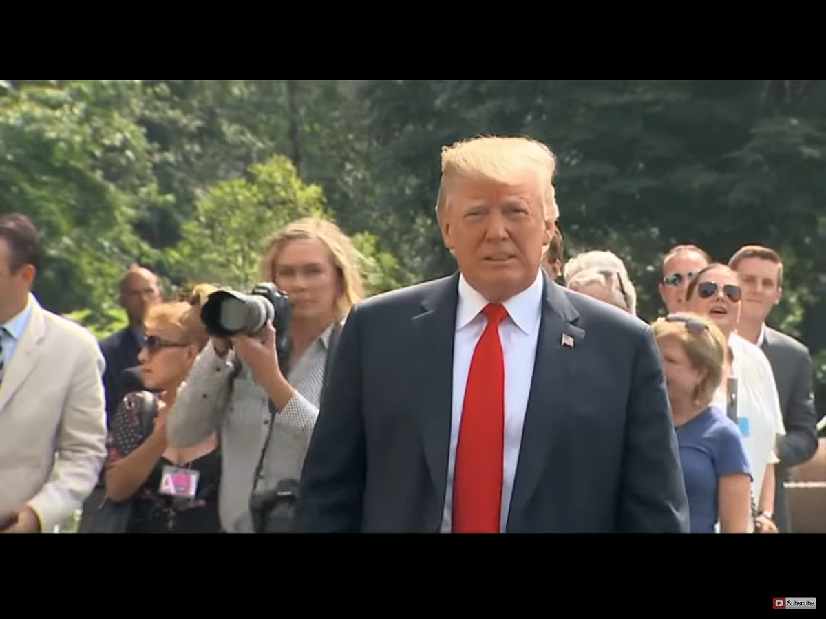 CNN則在推特回應表示：「別搞錯，總統先生，CNN不會撒謊。我們報導新聞，當權者說謊時，我們會報導，CNN捍衛我們的報導和記者。」 圖：翻攝自Youtube（資料照片）