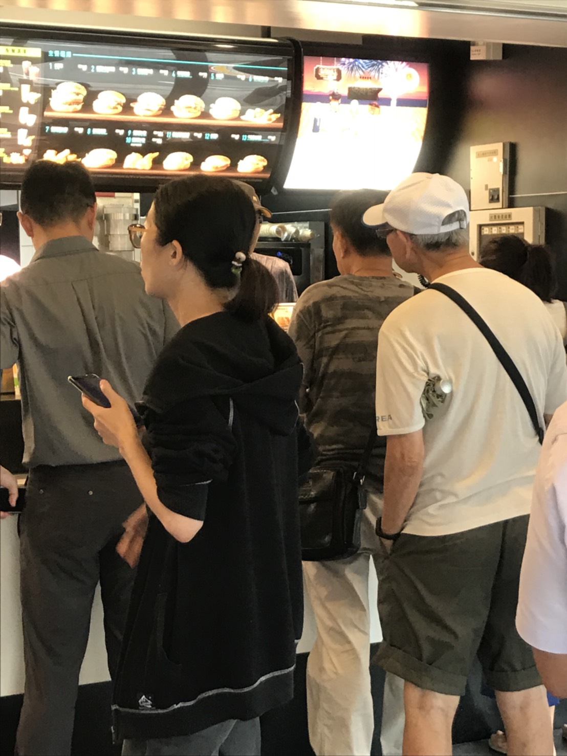 麥當勞推出買一送一活動，排隊民眾絡繹不絕。 圖：沈傳恩/攝