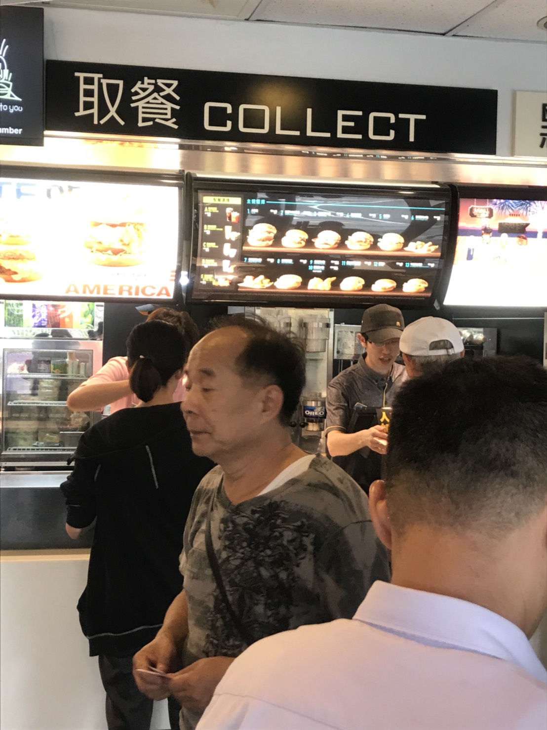 民眾排隊搶購麥當勞買一送一優惠。 圖：沈傳恩/攝