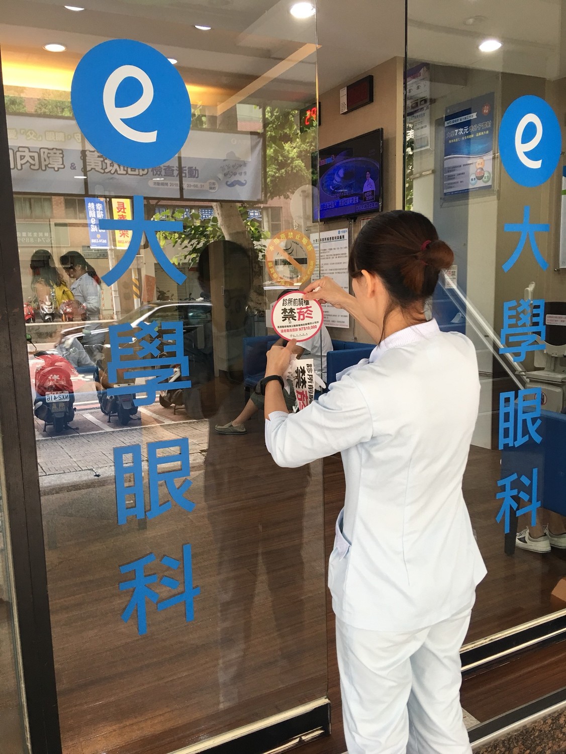 護理人員為了宣導，在診所門口張貼貼紙。 圖：翻攝新北市政府衛生局