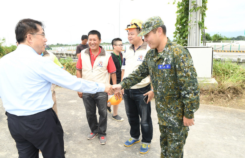 黃偉哲陪同總統至後壁區八掌溪視察堤防，感謝國軍弟兄在救災上的辛勞付出，致上最高敬意。 圖：黃偉哲／提供