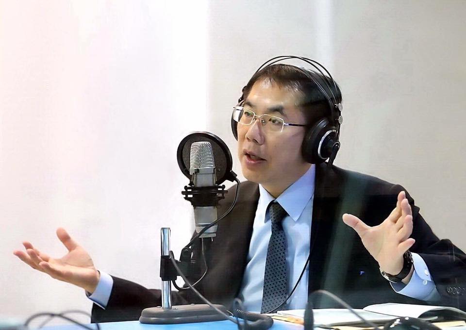 黃偉哲傾聽民意，今年8月在電台直播，表示歡迎觀眾及聽眾朋友踴躍提問。 圖：翻攝自黃偉哲臉書