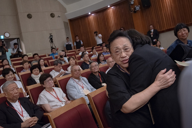 蔡英文總統說，過去姊姊在念台大心理系的時候，最常提到的就是楊國樞了，可見他在學生們心中是個榜樣。 圖：總統府提供