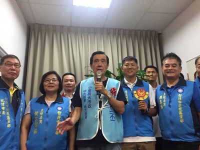 前總統馬英九（中）1日出席中國國民黨里長參選人許
立丕競選服務處開幕茶會時表示，國民黨雖在野，但仍
有許多年輕人願出來參選，這很重要，擔任里長也可做
很多服務工作。 圖：中央社