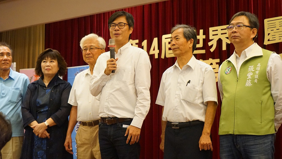 陳其邁表示，他具有醫師及公衛背景，最了解美濃人口老化問題，未來會將全市社區長照據點能擴充到500點，更加照顧長輩。 圖：陳其邁競選辦公室/提供