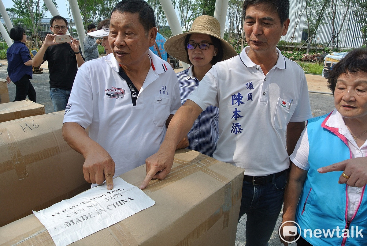 藍營議員發現花博驗票閘口外包裝寫了「MADE IN CHINA」，中市府強調只是外殼，內建軟體均為台灣製。 圖：唐復年/攝